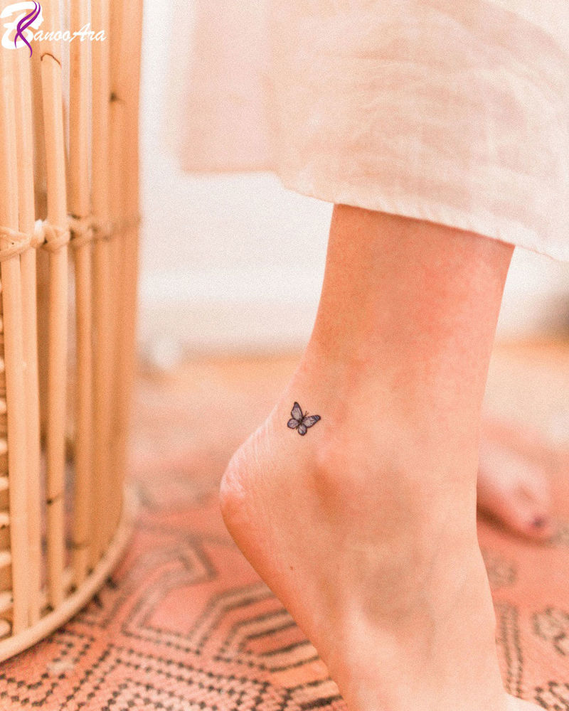 طرح تاتو پروانه کوچک آبی روی مچ پا