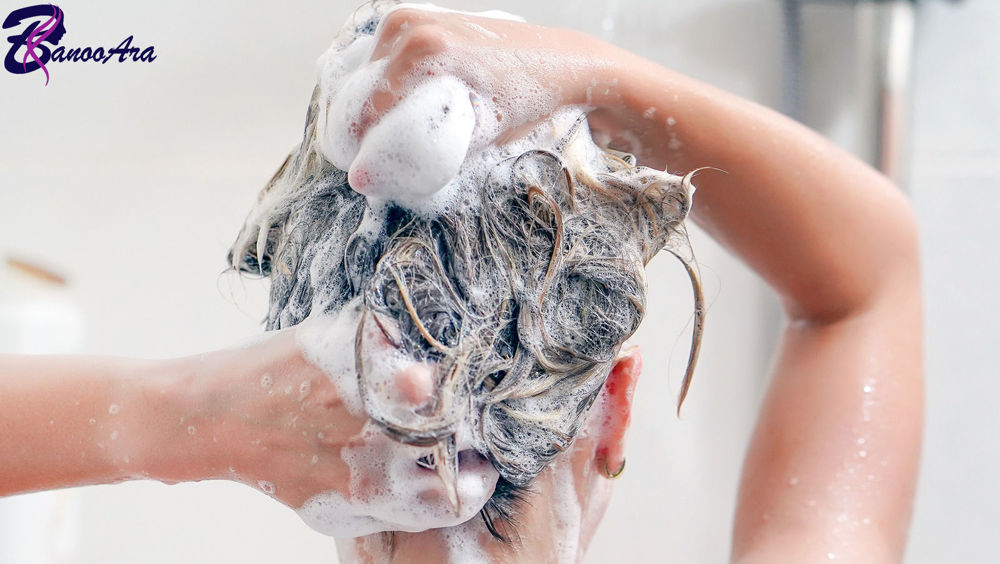 شستشوی موها با شامپوی شفاف کننده